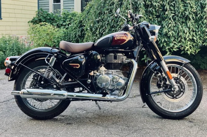 Royal Enfield Classic 350 in Halcyon Black